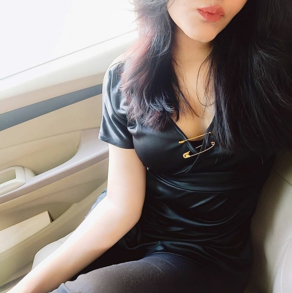 Tops - Satin black v neck top